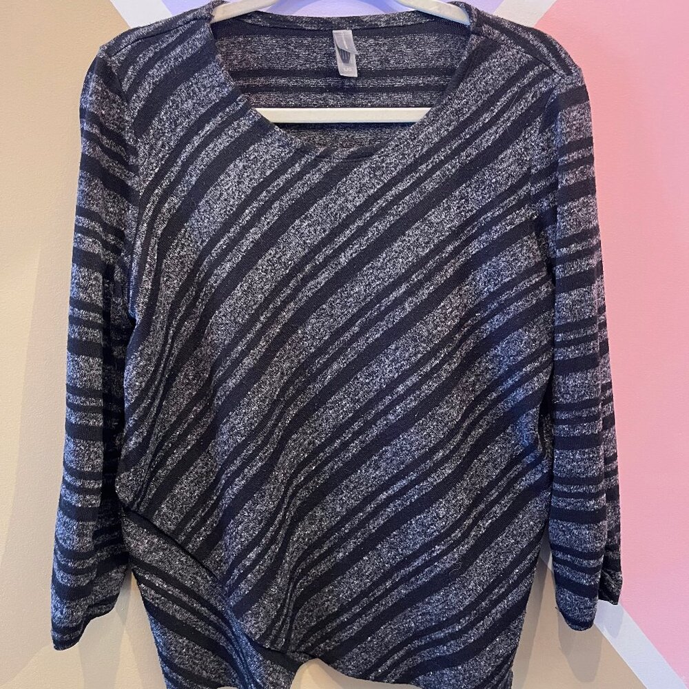 Denver Hayes, grey + black top, 3/4 sleeve
